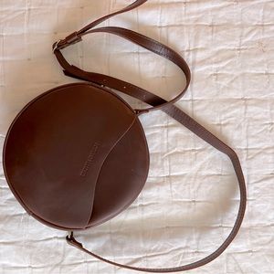 Portland leather CIRCLE CROSSBODY large cognac